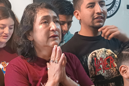 Doña Eulalia Álvarez, madre de Daniel, rompió en llanto cuando le colgaron el oro.