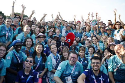 El presidente Emmanuel Macron visitó y compartió con decenas de voluntarios en uno de los últimos actos de los Juegos donde ponderó el trabajo que realizan.