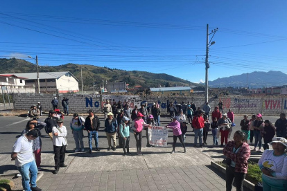 Defensa de comuneros de Palo Quemado rechazaron que no se les permitió el acceso a la Unidad Judicial para conocer la sentencia de manera presencial, el 2 de agosto.