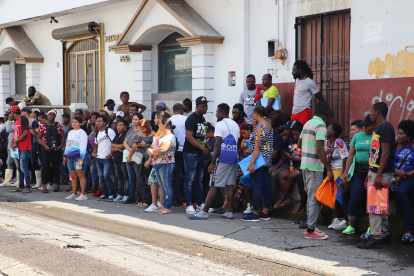 Migrantes hacen fila a la esperar de resolver su situación migratoria este sábado, en la ciudad de Tapachula