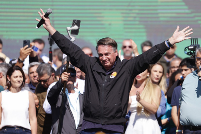 AME7635. SAO PAULO (BRASIL), 03/08/2024.- El expresidente brasileño Jair Bolsonaro participa en un acto del candidato para la Alcaldía de São Paulo, Ricardo Nunes, este sábado en la ciudad de São Paulo (Brasil). En São Paulo, el alcalde y candidato Nunes se presentó arropado por el propio Bolsonaro, pero también por el gobernador del estado homónimo, Tarcísio Nunes, y por el expresidente Michel Temer, entre otras figuras de la derecha y la ultraderecha brasileñas. Nunes tiene como principal rival en las municipales al diputado e histórico líder del movimiento de los sin techo, Guilherme Boulos, del Partido Socialismo y Libertad (PSOL), que tiene respaldo del PT. EFE/Sebastião Moreira