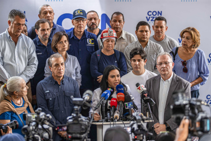 Delsa Solórzano (c), miembro del Comando Con Venezuela, habla durante una rueda de prensa sobre los hechos ocurridos la madrugada de este vier
