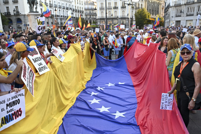 .-Vista de la manifestación convocada "en favor de la libertad de Venezuela y en rechazo al fraude electoral", este sábado en la Puerta del Sol, en Madrid.