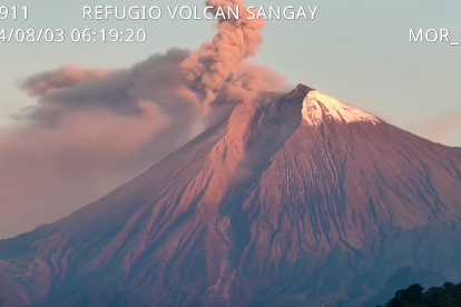 El equipo que realiza el monitoreo del volcán alertó de sus comportamientos.
