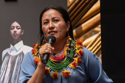 Emprendedora.- Tejidos y collares que elabora Arte Sukû.