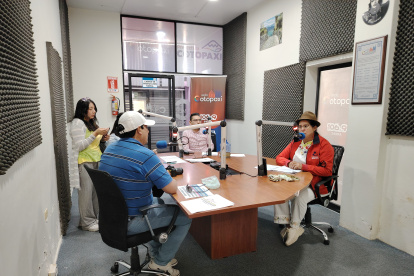 Durante el desarrollo de la radio maratón en radio Cotopaxi.