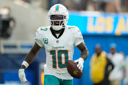 Tyreek Hill llegó a los Miami Dolphins en 2022. Seguirá tres años más.