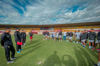 Jugadores del Deportivo Cuenca durante una de las últimas prácticas lideradas por Andrés Carevic, DT que se une en esta etapa.