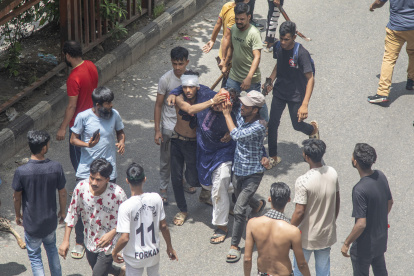 Dhaka (Bangladesh), 04/08/2024.- An injured person is carried to a hospital during clashes between protesters and Awami League members during the first day of the non-cooperation movement in Dhaka, Bangladesh, 04 August 2024. The Anti-Discrimination Student Movement organizers are demanding the resignation of the current government. Dhaka authorities have imposed a new curfew starting 06:00 p.m. local time on 04 August. As casualties mounted and law enforcement struggled to contain the unrest, the Bangladeshi government on 20 July 2024 had imposed an initial nationwide curfew and deployed military forces after violence broke out in Dhaka and other regions following student-led protests demanding reforms to the government"s job quota system. (Protestas) EFE/EPA/MONIRUL ALAM