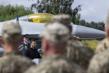 Undisclosed (Ukraine), 04/08/2024.- A handout picture made available by the Presidential Press Service shows Ukrainian President Volodymyr Zelensky speaking to servicemen next to an American single-engine supersonic multirole fighter F-16 jet during a ceremony to mark Air Force Day of the Armed Forces of Ukraine at an undisclosed location in Ukraine, 04 August 2024, amid the Russian invasion. Zelensky emphasized that the number of F-16 aircraft and trained pilots is still insufficient, as the country waits for additional fighters from partner countries. (Zelenski, Rusia, Ucrania) EFE/EPA/PRESIDENTIAL PRESS SERVICE HANDOUT HANDOUT EDITORIAL USE ONLY/NO SALES
