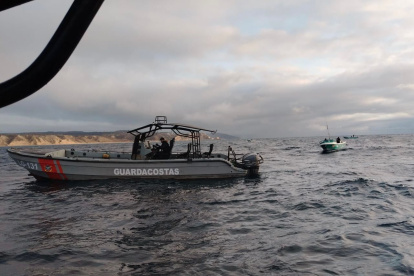 La Marina ecuatoriana incautó combustible de una embarcación que contrabandeaba combustible en Santa Elena