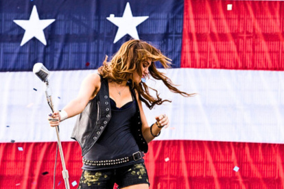 Miley Cyrus tenía 17 años.