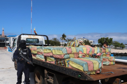 En una embarcación se encontró 57 bultos de droga que dan un peso de dos toneladas de droga.