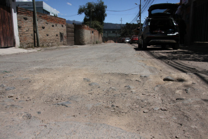 Calles. Este es el panorama de algunas calles de Tumbaco. Los conductores deben esquivar los huecos y grietas que atraviesan las vías.