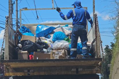 Labor. Una persona que trabaja en el reciclaje.