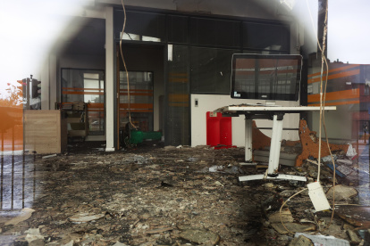 Vista del interior de la biblioteca comunitaria Spellow Hub, vandalizada después de una noche de violentos disturbios en Liverpool, Reino Unido