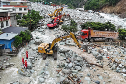 Sichuan (China), 04/08/2024.- An aerial drone photo shows rescuers operating excavators to restore traffic on National Highway 318 in Ridi Village, Kangding City, Garze Tibetan Autonomous Prefecture, China, 04 August 2024. At least eight people died and 19 others were still missing after a flash flood and mudslide struck the city of Kangding, Sichuan Province. EFE/EPA/XINHUA / Liu Kun CHINA OUT / UK AND IRELAND OUT / MANDATORY CREDIT EDITORIAL USE ONLY EDITORIAL USE ONLY