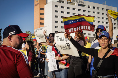 Tijuana. Cientos de venezolanos se unieron con banderas y cánticos para pedir libertad para su nación.