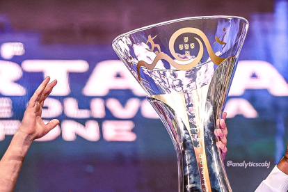 Alan Varela levanta la copa de campeones del Oporto.