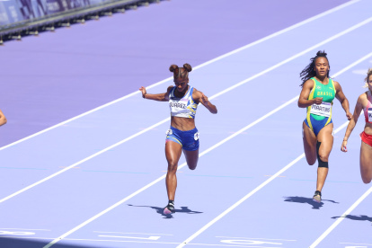 Anahí Suárez compitió en el heat 2 del repechaje, carril 7, donde fue quinta con 23.54 segundos.