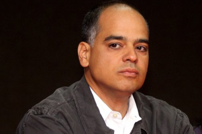 El exministro de Comunicación e Información de Venezuela, señala que el Gobierno de Nicolás Maduro busca arremeter contra la clase popular como medida de presión.