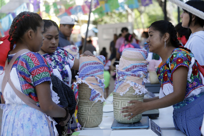 Mujeres coapeñas participan en la tradicional "Carrera de la Tortilla" este domingo, en el poblado de Santa María Coapan, municipio de Tehuacán, Puebla (México).