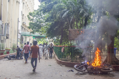 Una persona no identificada prende fuego a una motocicleta en la zona de Shahbagh durante enfrentamientos entre manifestantes y miembros de la Liga Awami.