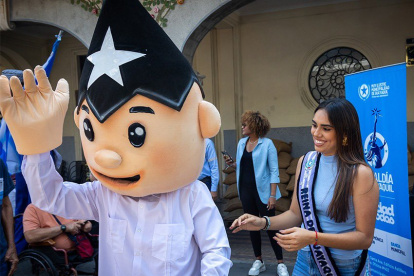 El personaje se lució junto con la actual reina de Guayaquil.