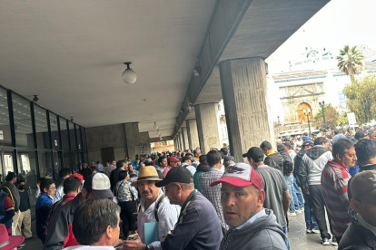 La Federación de Taxistas de Pichincha realizaron un plantón para pedir que se regulen las plataformas tecnológicas que prestan servicios