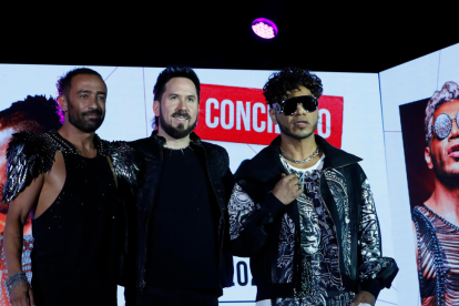 Mario Domm (i) Pablo Hurtado (c) y Samo (d) integrantes de la agrupación musical "Camila", posan este lunes durante una conferencia de prensa, en la Arena de la Ciudad de México (México).