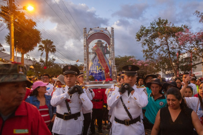 Cientos de feligreses acompañan a la Virgen de El Cisne en su recorrido cada año.