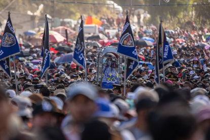 La Virgen de El Cisne es acompañada por cientos de feligreses.