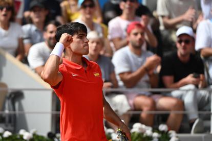 Paris (France), 04/08/2024.- Carlos Alcaraz of Spain reacts during the Men Singles gold medal match against Novak Djokovic of Serbia, of the Tennis competitions in the Paris 2024 Olympic Games, at the Roland Garros in Paris, France, 04 August 2024. (Tenis, Francia, España) EFE/EPA/CAROLINE BLUMBERG