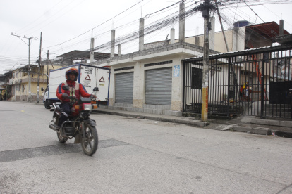 Acto. La víctima manejaba su camión cuando fue interceptada. La policía llegó al lugar para indagar las razones.