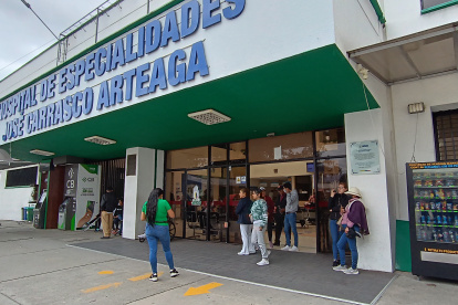 Edificio. En el hospital José Carrasco Arteaga laboraban varios parientes de Argudo. Varios ocupaban cargos donde no tenían títulos que avalen ese puesto.