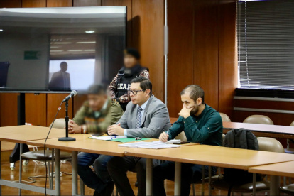 El exasambleísta Peter Calo (i) durante la audiencia de formulación de cargos este lunes 5 de agosto.
