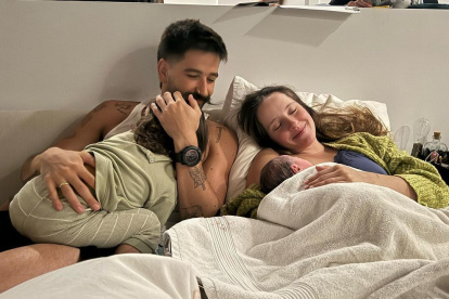 La pareja colgó esta foto familiar en sus cuentas de Instagram.