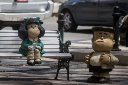 Fotografía de una escultura de Mafalda y Manolito en una muestra en Caracas (Venezuela).