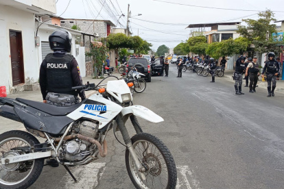 Miembros de la Policía llegaron al barrio donde se desarrolló el hecho.