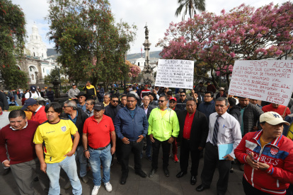 Taxistas con pancartas durante la protesta.
