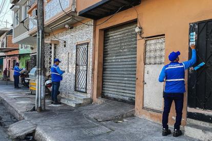 Trabajadores en diferentes sectores de Guayaquil.