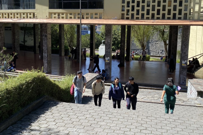 Imagen de los alrededores de la Facultad de Ciencias Económicas, de la Universidad Central del Ecuador en Quito.