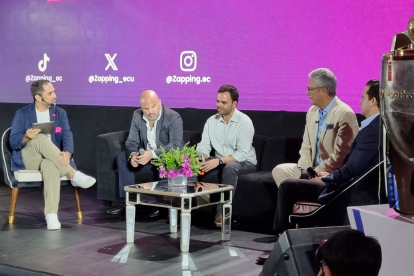 El presidente de LigaPro, Miguel Ángel Loor (segundo desde la izquierda), junto a los representantes de Zapping, Telconet y Xtrim.