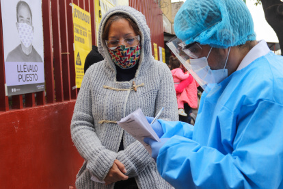 Un trabajador del sector Salud recibe a personas para la prueba rápida de la Covid-19, en uno de los puestos instalados en Ciudad de México.
