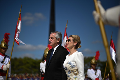 Fotografía de archivo del 26 de junio de 2023 del entonces presidente de Argentina, Alberto Fernández, junto a la entonces primera dama, Fabiola Yáñez durante una visita a Brasilia (Brasil).