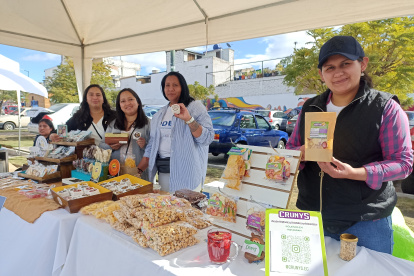 Jornada. Emprendedoras dan a conocer sus marcas en las ferias.