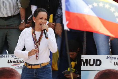La líder opositora de Venezuela María Corina Machado habla en una protesta en rechazo a los resultados oficiales de las elecciones presidenciales -que dan la victoria al presidente Nicolás Maduro-, este 3 de agosto de 2024 en Caracas (Venezuela).