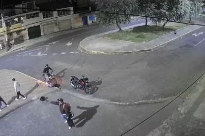 Dos delincuentes intentaron asaltar a un grupo de jóvenes en Chimbacalle, sur de Quito