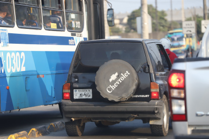 En un tramo de la vía Daule, varios conductores fotografiaron este caso para subirlo a las redes y cuestionar cuando la ATM sanciona estos casos.