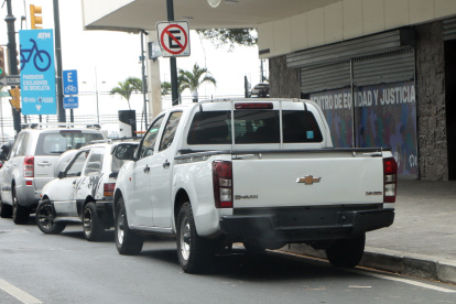 A diario, a orillas del Municipio de Guayaquil, vehículos sin placas o con rótulos adulterados se desplazan sin que sean sus conductores multados, denuncian comerciantes y residentes.